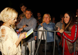 Zdjęcie Anny Wyszkoni rozdającej fanom autografy przy scenie podczas Dni Koluszek 2019