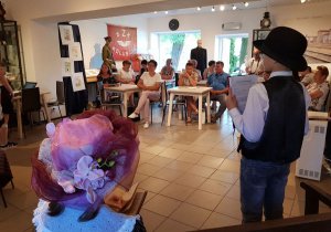 Zdjęcie uczniów klasy Vc Szkoły Podstawowej nr 2 w Koluszkach oraz widowni obserwującej występ podczas poranka literackiego pt. ,,Konopnicka łączy pokolenia" w Sali Muzealnej MOK