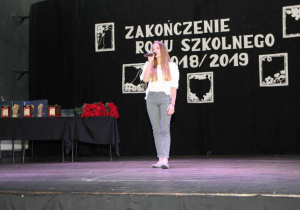 Zdjęcie wokalistki występującej na scenie podczas Gali podsumowującej rok szkolny 2018/2019