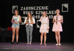 Zdjęcie wokalistek występujących na scenie podczas Gali podsumowującej rok szkolny 2018/2019