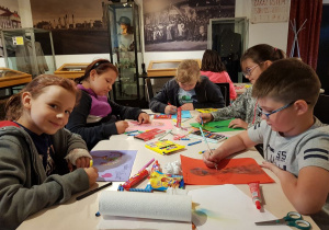 Zdjęcie uczestników I turnusu "Wakacji w mieście" biorących udział w warsztatach edukacyjnych "Uwolnij Wyobraźnię" inspirowanych sztuką Katarzyny Kobro i Władysława Strzemińskiego prowadzonych przez Mateusza Jaśkiewicza w Sali Muzealnej MOK