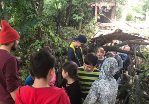 Zdjęcie Skrzatologa oraz uczestników wycieczki do Doliny Skrzatów we Florentynowie podczas zwiedzania obiektu