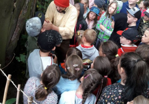 Zdjęcie Skrzatologa oraz uczestników wycieczki do Doliny Skrzatów we Florentynowie podczas zwiedzania obiektu