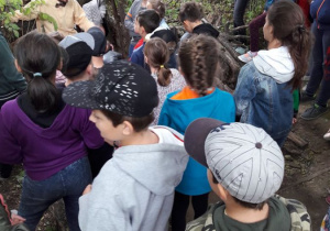 Zdjęcie Skrzatologa oraz uczestników wycieczki do Doliny Skrzatów we Florentynowie podczas zwiedzania obiektu