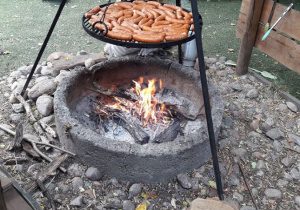 Zdjęcie kiełbasek pieczonych na grilu dla uczestników wycieczki do Doliny Skrzatów we Florentynowie