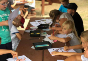 Zdjęcie uczestników warsztatów edukacyjnych w Leśnej Osadzie Edukacyjnej w Kole w ramach 7 Kolorowej Lokomotywy