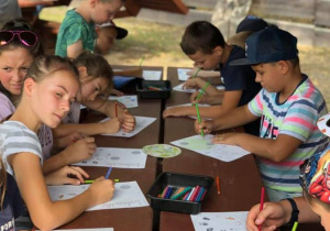 Zdjęcie uczestników warsztatów edukacyjnych w Leśnej Osadzie Edukacyjnej w Kole w ramach 7 Kolorowej Lokomotywy