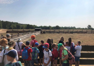 Zdjęcie uczestników zwiedzających Leśną Osadę Edukacyjną w Kole w ramach 7 Kolorowej Lokomotywy