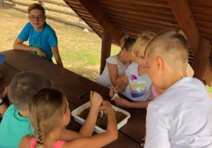 Zdjęcie uczestników warsztatów edukacyjnych w Leśnej Osadzie Edukacyjnej w Kole w ramach 7 Kolorowej Lokomotywy