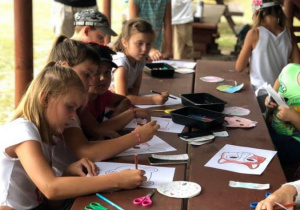 Zdjęcie uczestników warsztatów edukacyjnych w Leśnej Osadzie Edukacyjnej w Kole w ramach 7 Kolorowej Lokomotywy