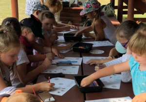 Zdjęcie uczestników warsztatów edukacyjnych w Leśnej Osadzie Edukacyjnej w Kole w ramach 7 Kolorowej Lokomotywy