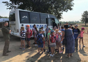 Zdjęcie przedstawiciela Leśnej Osady Edukacyjnej w Kole oprowadzającego uczestników zwiedzających obiekt w ramach 7 Kolorowej Lokomotywy