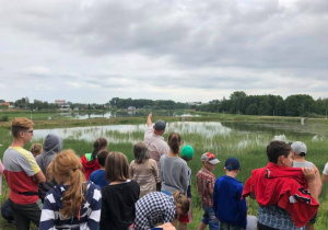 Zdjęcie pracownika nadleśnictwa oraz uczestników zwiedzających Przedborski Park Krajobrazowy w ramach 7 Kolorowej Lokomotywy