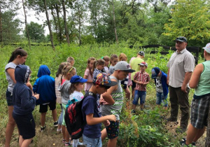 Zdjęcie pracownika nadleśnictwa oraz uczestników zwiedzających Przedborski Park Krajobrazowy w ramach 7 Kolorowej Lokomotywy