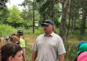 Zdjęcie pracownika nadleśnictwa oraz uczestników zwiedzających Przedborski Park Krajobrazowy w ramach 7 Kolorowej Lokomotywy