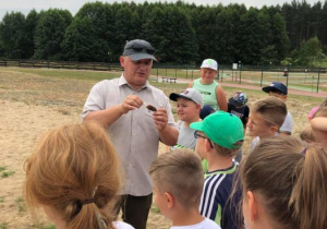 Zdjęcie pracownika nadleśnictwa oraz uczestników zwiedzających Przedborski Park Krajobrazowy w ramach 7 Kolorowej