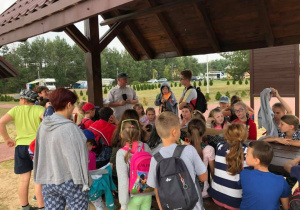 Zdjęcie pracownika nadleśnictwa oraz uczestników zwiedzających Przedborski Park Krajobrazowy w ramach 7 Kolorowej