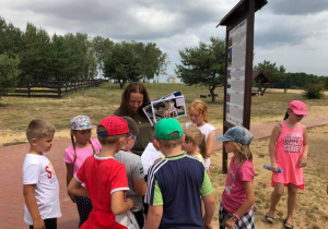 Zdjęcie pracownika nadleśnictwa oraz uczestników zwiedzających Przedborski Park Krajobrazowy w ramach 7 Kolorowej