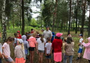 Zdjęcie pracownika nadleśnictwa oraz uczestników zwiedzających Przedborski Park Krajobrazowy w ramach 7 Kolorowej