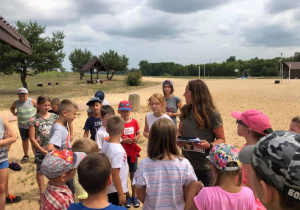 Zdjęcie pracownika nadleśnictwa oraz uczestników zwiedzających Przedborski Park Krajobrazowy w ramach 7 Kolorowej