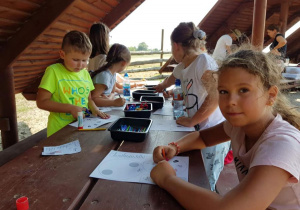 Zdjęcie uczestników warsztatów edukacyjnych w Leśnej Osadzie Edukacyjnej w Kole w ramach 7 Kolorowej Lokomotywy