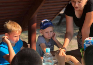 Zdjęcie uczestników warsztatów edukacyjnych w Leśnej Osadzie Edukacyjnej w Kole w ramach 7 Kolorowej Lokomotywy