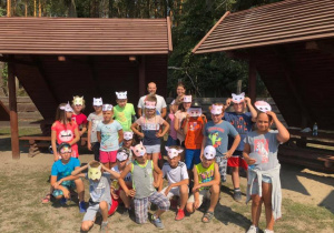 Zdjęcie prowadzących oraz uczestników warsztatów edukacyjnych w Leśnej Osadzie Edukacyjnej w Kole w ramach 7 Kolorowej Lokomotywy