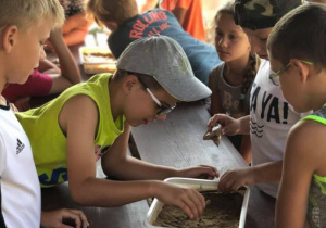 Zdjęcie uczestników warsztatów edukacyjnych w Leśnej Osadzie Edukacyjnej w Kole w ramach 7 Kolorowej Lokomotywy