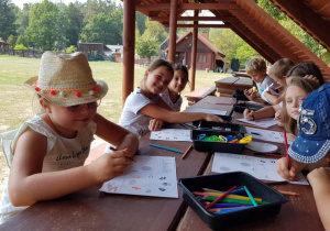 Zdjęcie uczestników warsztatów edukacyjnych w Leśnej Osadzie Edukacyjnej w Kole w ramach 7 Kolorowej Lokomotywy