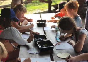 Zdjęcie uczestników warsztatów edukacyjnych w Leśnej Osadzie Edukacyjnej w Kole w ramach 7 Kolorowej Lokomotywy