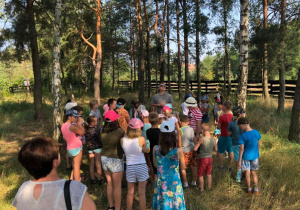 Zdjęcie pracownika nadleśnictwa oraz uczestników zwiedzających Przedborski Park Krajobrazowy w ramach 7 Kolorowej Lokomotywy