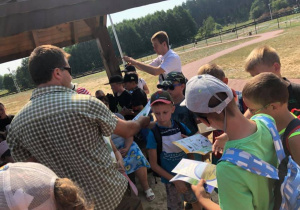 Zdjęcie pracownika nadleśnictwa oraz uczestników zwiedzających Przedborski Park Krajobrazowy w ramach 7 Kolorowej Lokomotywy