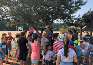 Zdjęcie pracownika nadleśnictwa oraz uczestników zwiedzających Przedborski Park Krajobrazowy w ramach 7 Kolorowej Lokomotywy