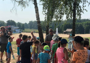 Zdjęcie pracownika nadleśnictwa oraz uczestników zwiedzających Przedborski Park Krajobrazowy w ramach 7 Kolorowej Lokomotywy