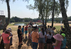 Zdjęcie pracownika nadleśnictwa oraz uczestników zwiedzających Przedborski Park Krajobrazowy w ramach 7 Kolorowej Lokomotywy