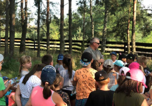 Zdjęcie pracownika nadleśnictwa oraz uczestników zwiedzających Przedborski Park Krajobrazowy w ramach 7 Kolorowej Lokomotywy