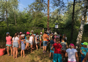 Zdjęcie pracownika nadleśnictwa oraz uczestników zwiedzających Przedborski Park Krajobrazowy w ramach 7 Kolorowej Lokomotywy