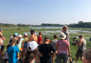 Zdjęcie pracownika nadleśnictwa oraz uczestników zwiedzających Przedborski Park Krajobrazowy w ramach 7 Kolorowej Lokomotywy