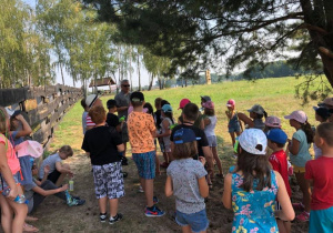 Zdjęcie pracownika nadleśnictwa oraz uczestników zwiedzających Przedborski Park Krajobrazowy w ramach 7 Kolorowej Lokomotywy