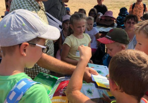 Zdjęcie pracownika nadleśnictwa oraz uczestników zwiedzających Przedborski Park Krajobrazowy w ramach 7 Kolorowej Lokomotywy