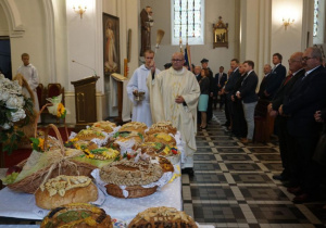 Zdjęcie księdza proboszcza święcącego chleby dożynkowe podczas Mszy Świętej w Kościele pw. Niepokalanego Poczęcia NMP w Koluszkach