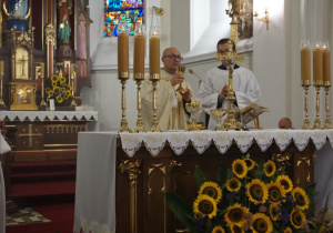 Zdjęcie księży odprawiających Mszę Świętą w Kościele pw. Niepokalanego Poczęcia NMP w Koluszkach