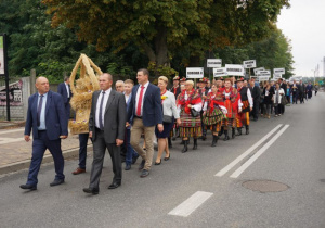 Zdjęcie barwnego korowodu dożynkowego do Parku Miejskiego w Koluszkach