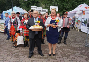 Zdjęcie przedstawicieli sołctw Gminy Koluszki przed złożeniem darów władzom Gminy