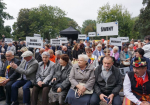 Zdjęcie przedstawicieli sołctw oraz mieszkańców Gminy Koluszki w Amfiteatrze Parku Miejskiego podczas obchodów Dożynek 2019