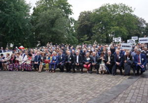 Zdjęcie zaproszonych gości oraz mieszkańców Gminy Koluszki w Amfiteatrze Parku Miejskiego podczas obchodów Dożynek 2019