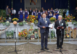 Zdjęcie gospodarzy Dożynek 2019 Starosty Łódzkiego Wschodniego Andrzeja Opali oraz Burmistrza Koluszek Waldemara Chałata podczas przemówienia