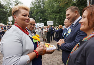 Zdjęcie Starostów tegorocznych Dożynek Marzeny Krawczyk – Sołtys Sołectwa Świny oraz Zbigniewa Pecyny – rolnika Sołectwa Świny podczas składania darów z tegorocznych zbiorów na ręce Burmistrza Koluszek Waldemara Chałata oraz Przewodniczącej Rady Miejskiej Anny Szostak