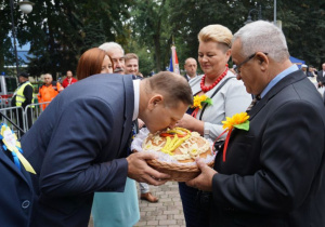 Zdjęcie Starostów tegorocznych Dożynek Marzeny Krawczyk – Sołtys Sołectwa Świny oraz Zbigniewa Pecyny – rolnika Sołectwa Świny podczas składania darów z tegorocznych zbiorów na ręce Burmistrza Koluszek Waldemara Chałata oraz Przewodniczącej Rady Miejskiej Anny Szostak