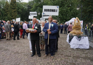 Zdjęcie przedstawicieli sołctw Gminy Koluszki przed złożeniem darów władzom Gminy